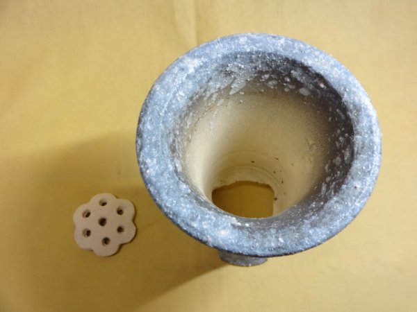 画像2: 綿かべ釉胴しぼり春ラン鉢 5号(鉢底サナ付き) (2)