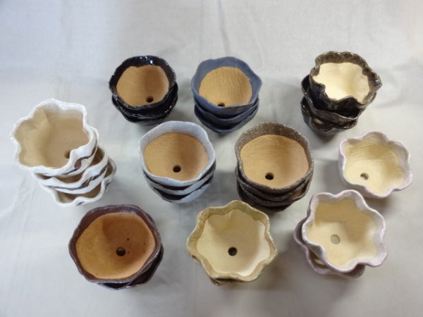 画像2: 信楽焼 特選山草鉢(大 30入) (2)